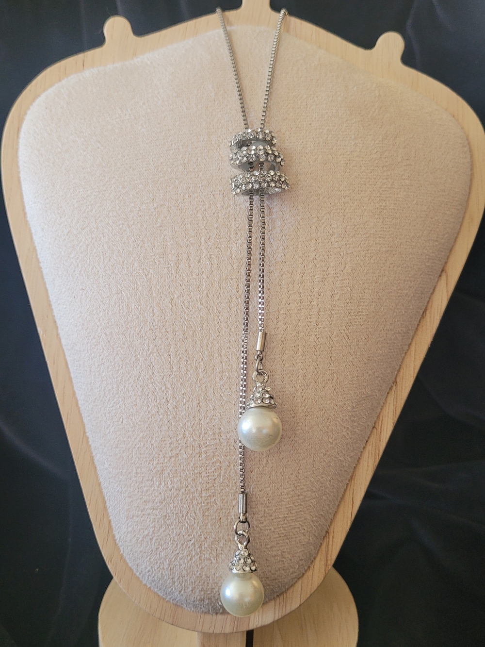 Elegant Silver-tone Lariat Necklace with Pearl Drops
